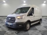 la camionnette blanche est garée sur le sol en damier d'une pièce