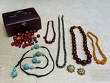 de nombreux colliers et bracelets différents disposés sur une table