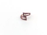 une image représentant une bague sertie d'un diamant, posée sur une surface blanche