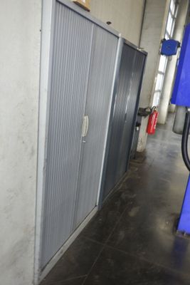 une machine bleue qui se trouve dans une pièce