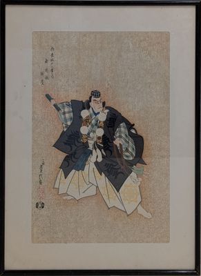 tableau représentant une femme vêtue d'un kimono tenant un éventail