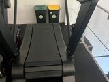 un tapis de course à la salle de sport