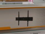 une boîte posée sur une étagère dans un magasin