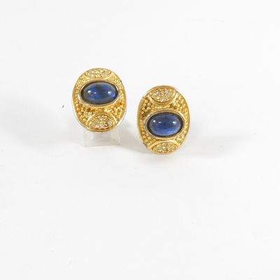 une photo d'une paire de boucles d'oreilles en or et pierres bleues