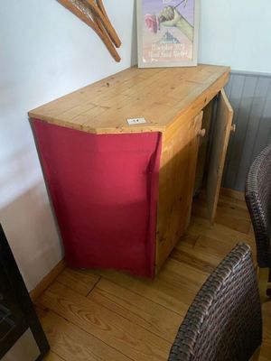 Petit buffet en pin ouvrant à deux portes H 94cm