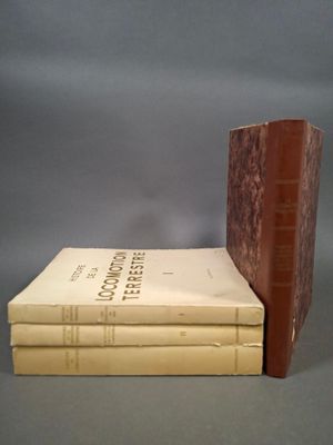 deux livres sont empilés sur une table