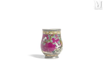 un vase orné d'une fleur rose sur un fond blanc