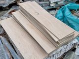 un tas de bois posé par terre à côté d'un autre tas de bois
