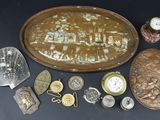 un grand nombre d'objets posés sur une table