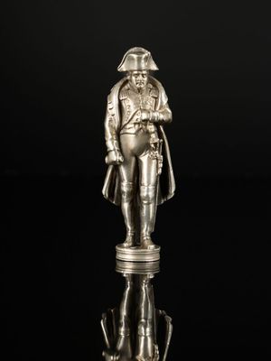 une figurine en argent représentant un homme en uniforme militaire