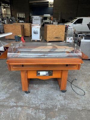 une photo d'une table avec un plateau en verre dans un entrepôt
