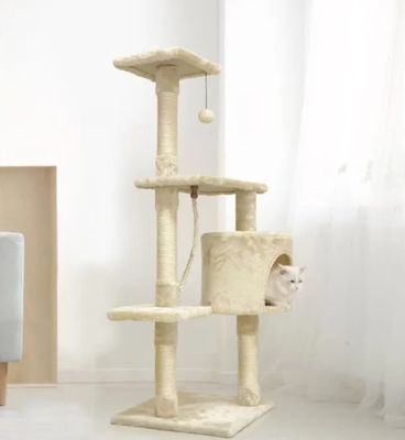 un chat assis au sommet d'un arbre à chat dans un salon