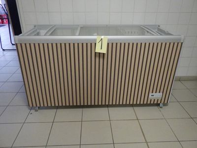 sol carrelé dans une salle de bains publique avec une baignoire à panneaux de bois