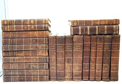 un grand nombre de vieux livres empilés les uns sur les autres