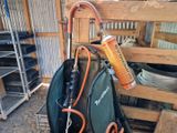 un sac avec un tuyau et une bombe aérosol posés à côté