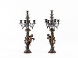 paire de bougeoirs anciens en bronze ornés de chérubins et de chérubins