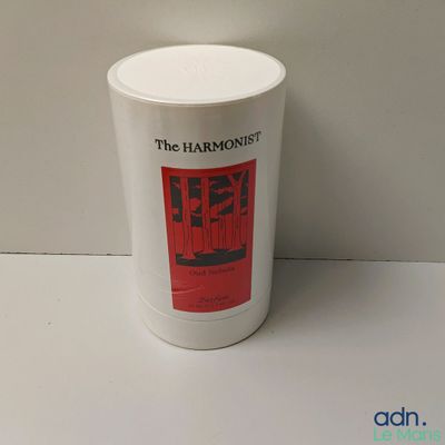 une tasse blanche posée sur une table