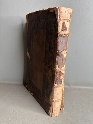 un livre posé sur une étagère près d'un mur