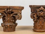une paire de corbeilles anciennes en bois sculpté posées sur une table