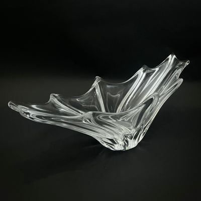 un bol en verre posé sur une table
