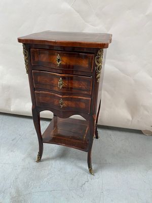 une petite table en bois surmontée d'un tiroir