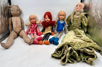 308 / CH-T3 / Lot de 5 poupées aux longues jambes dont…