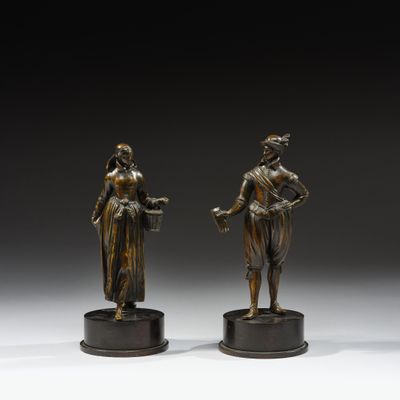 une paire de figurines en bronze représentant une femme et un homme