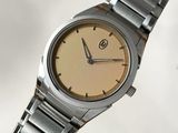 gros plan d'une montre-bracelet sur une surface blanche