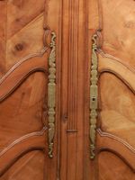 Armoire en merisier à façade compartimentée, plaques des ser… (photo 2)