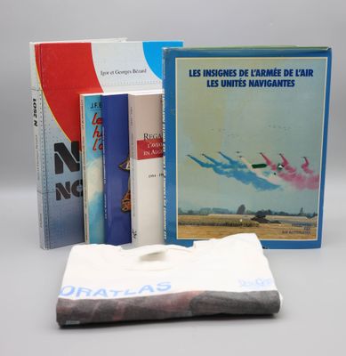 plusieurs livres sont empilés sur une table