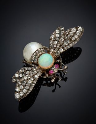 une broche en forme d'abeille en oplite, perles et diamants
