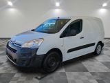 la camionnette blanche est garée sur le sol en damier d'une pièce