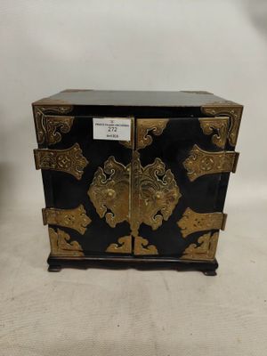 Petit cabinet en bois laqué noir ouvrant par 2 portes et lai…