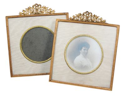 deux photos encadrées représentant une femme en robe blanche et un homme en chemise blanche