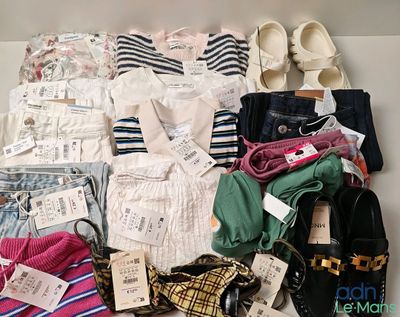 un tas de vêtements et de chaussures posés sur une table