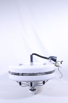une image représentant une cuvette de WC blanche avec une poignée noire