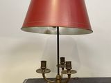 une lampe posée sur une table, sur laquelle est perché un oiseau