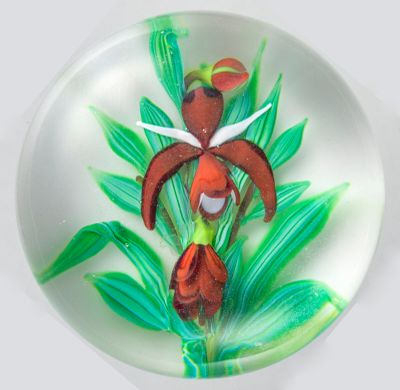 une plaque de verre sur laquelle est représentée une fleur