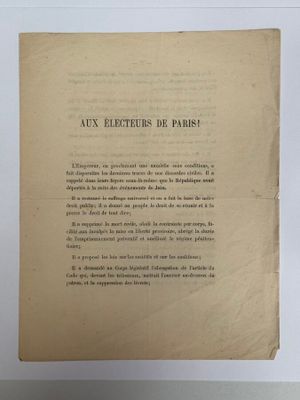 un vieux livre avec une image en noir et blanc