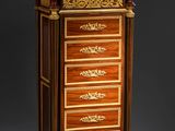 une commode ancienne avec un plateau en marbre et des garnitures dorées