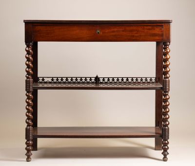 une vieille table en bois surmontée d'un tiroir