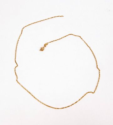 un collier à chaîne en or orné d'un petit cœur