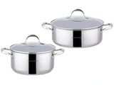 deux casseroles en acier inoxydable avec couvercles et poignées, sur fond blanc