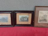 trois photos encadrées représentant une ville et un bâtiment, posées sur une table rouge