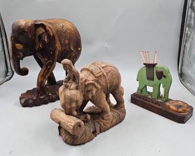 114 / J3 / Deux éléphants en bois 28 x ht 31 cm et 23 …
