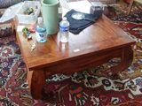 une table basse sur laquelle est posé un vase, dans un salon
