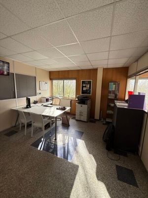 1 ensemble de mobilier comprenant : 2 bureaux, 4 chaises, 2 …