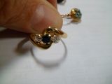 une personne tenant une bague sertie d'une pierre bleue