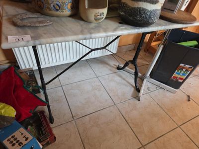 une table sur laquelle se trouvent de nombreux objets