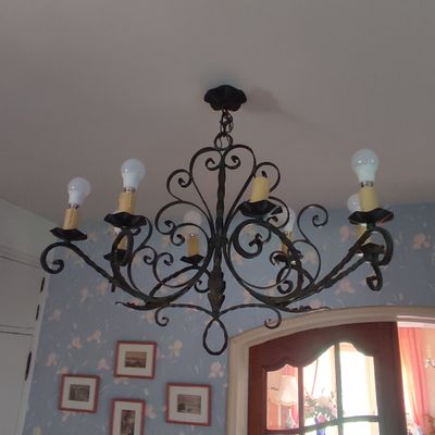 Lustre en fer forgé à patine verte à 8 bras de lumières